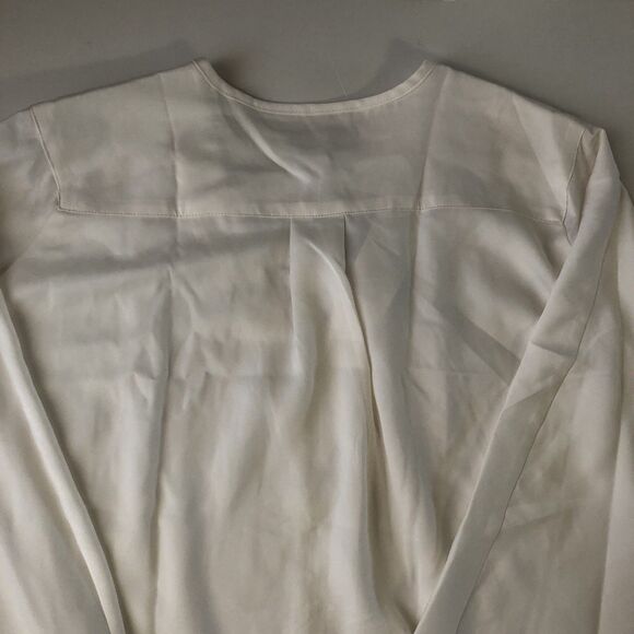 Banana Republic Factory Bubble Hem V-Neck Blouse Snow Day Size Medium NWT - Picture 12 of 16